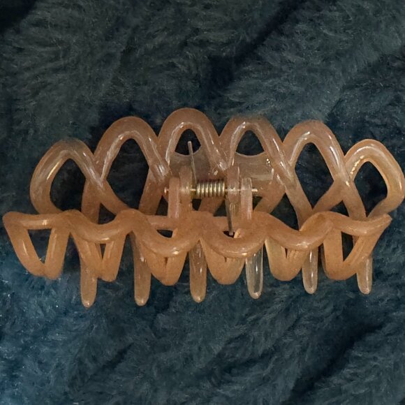 Claw Hair Clip, Medium, Hinged Closure, Caramel Tan - Picture 9 of 10